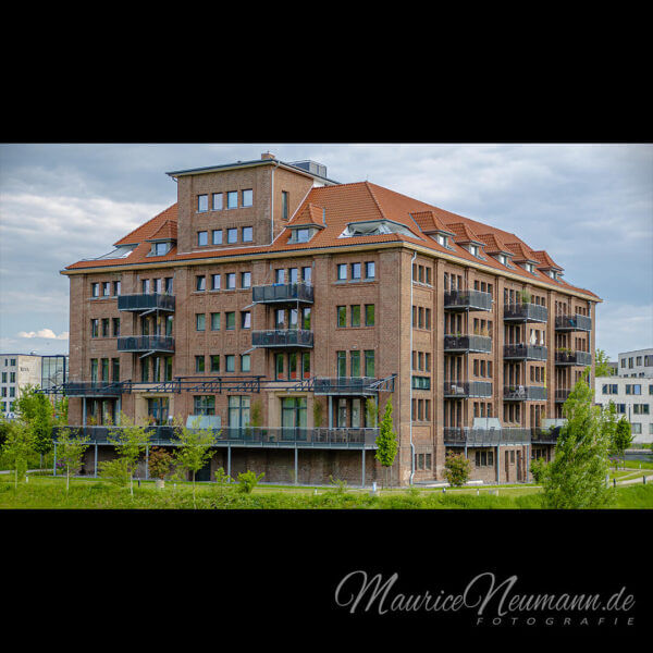 Großes Gebäude nahe Phönix See in Dortmund